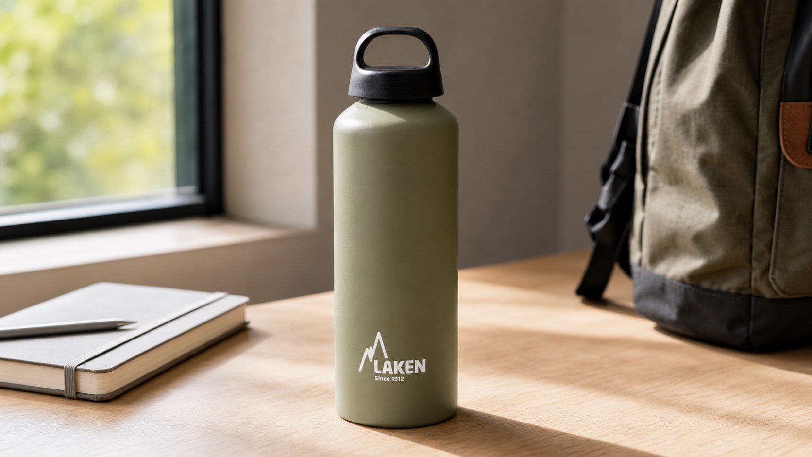 LAKEN Classic 0,75 l Safari Green: leichte Aluminiumflasche für volle Taschen